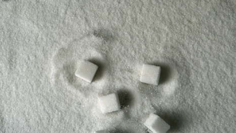 Viele-Zuckerwürfel-Fallen-In-Einen-Zuckerhaufen