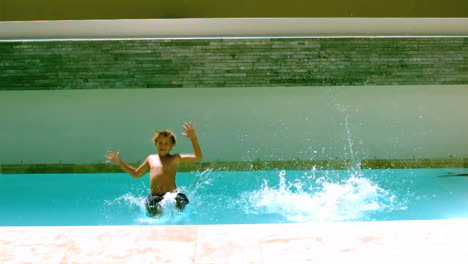 Hermanos-Saltando-Juntos-En-La-Piscina