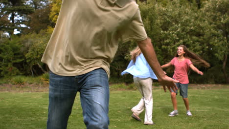 Padres-Jugando-Con-Sus-Hijos-