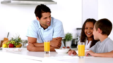 Father-having-breakfast-with-his-children-