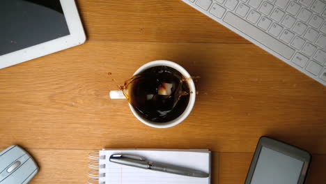 Zuckerwürfel-Fallen-In-Eine-Tasse-Kaffee-Und-Bespritzen-Einen-Tablet-PC