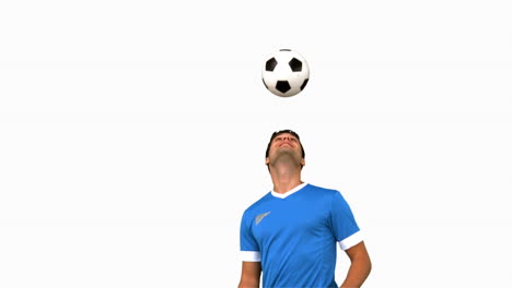 Mann-Jongliert-Mit-Einem-Fußball-Und-Sein-Kopf-Ist-Auf-Einem-Weißen-Bildschirm-In-Zeitlupe-Zu-Sehen