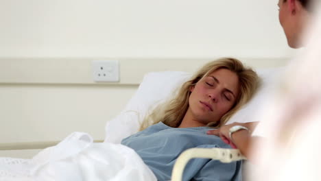 Nurse-comforting-unwell-patient