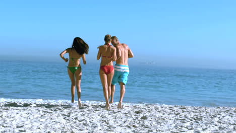 Group-of-friends-running-toward-the-sea