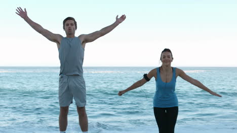 Amigos-Entrenando-En-La-Playa