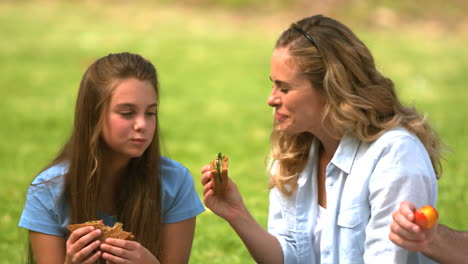 Madre-Y-Su-Hija-Comiendo-Un-Sándwich-Juntas