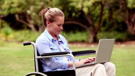 Attraktive-Frau-Im-Rollstuhl-Mit-Ihrem-Laptop
