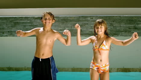 Hermanos-Bailando-Juntos-Frente-A-La-Piscina