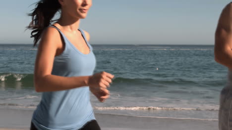 Frau-Mit-Ihrem-Partner-Beim-Joggen-Am-Strand