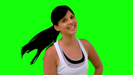 Frau-In-Sportkleidung-Wirft-Ihre-Haare-Vor-Einem-Greenscreen-Zurück