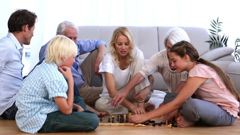 Familie-Spielt-Schach-Zu-Hause