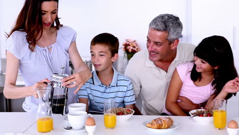 Familia-Desayunando