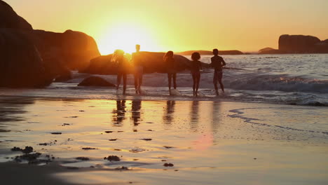 Silhouettes-of-friends-running-into-the-sea