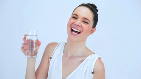 Mujer-Sonriente-Bebiendo-Un-Vaso-De-Agua