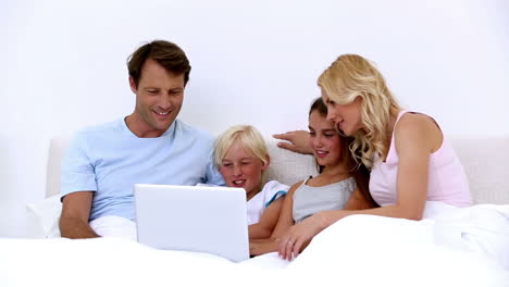 Linda-Familia-Usando-Laptop-Juntos
