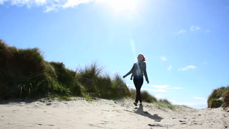 Hübsche-Frau-Zu-Fuß-Am-Strand