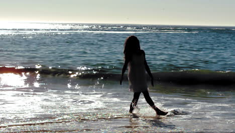 Silhouette-Einer-Frau,-Die-Am-Strand-Springt