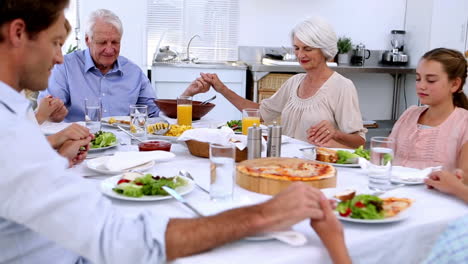 Familia-Extendida-Dando-Las-Gracias-Antes-De-La-Cena