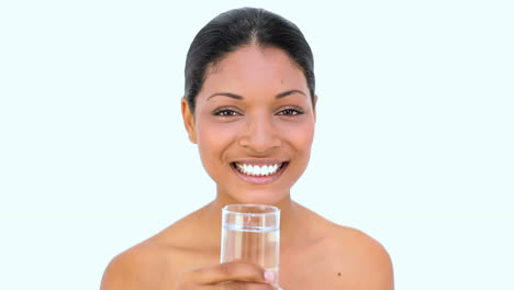 Hermosa-Mujer-Bebiendo-Agua-En-Blanco