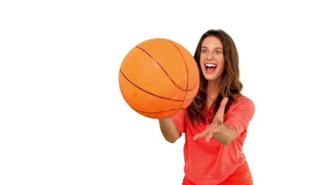 Fröhliche-Frau-Fängt-Einen-Basketball-Auf-Weißem-Hintergrund