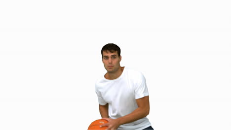 Un-Hombre-Guapo-Atrapando-Y-Lanzando-Una-Pelota-De-Baloncesto-En-Una-Pantalla-Blanca.