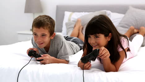 Zwei-Kinder-Spielen-Videospiele
