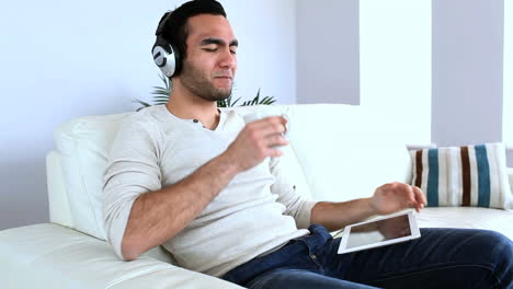 Hombre-Escuchando-Música-Con-Su-Tableta