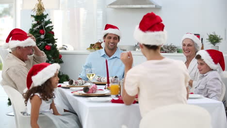 Familia-Cenando-Navidad