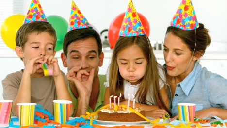 Familia-Celebrando-El-Cumpleaños-De-Su-Hija