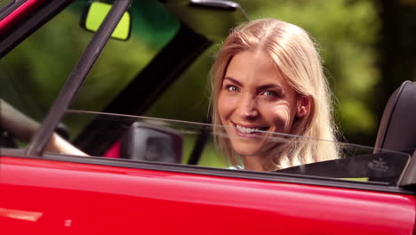 Cheerful-woman-in-her-car