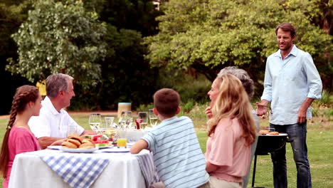 Familia-Comiendo-Al-Aire-Libre