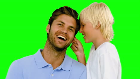 Sohn-Kneift-Seinem-Vater-Auf-Einem-Greenscreen-Ins-Ohr