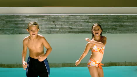 Geschwister-Tanzen-Und-Springen-In-Den-Swimmingpool