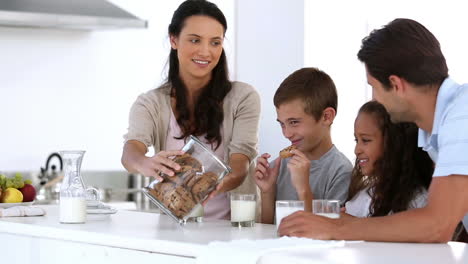 Madre-Ofreciendo-Galletas-A-Su-Familia