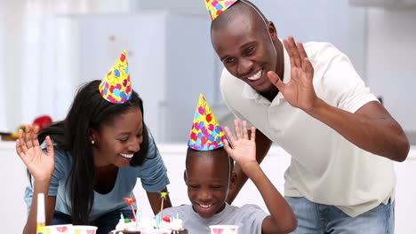 Familia-Saludando-En-Una-Fiesta