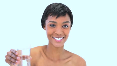 Strahlende-Frau-Trinkt-Ein-Glas-Wasser