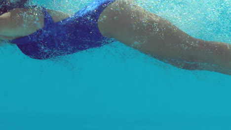 Frau-Im-Blauen-Badeanzug-Schwimmt-Unter-Wasser