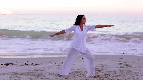 Frau-Praktiziert-Yoga-Und-Stretching-