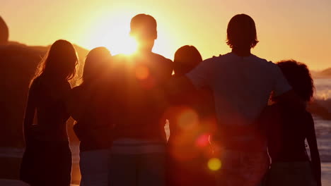 Silhouettes-of-friends-looking-at-the-sunset