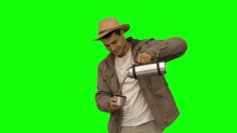 Mann-Gießt-Kaffee-Aus-Einer-Isolierflasche-Auf-Einem-Greenscreen