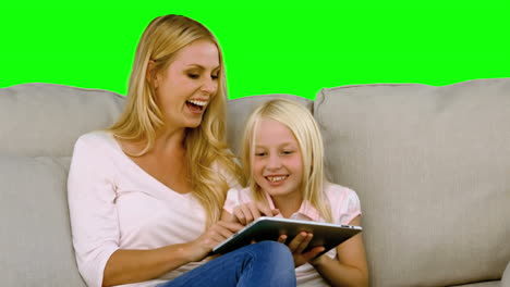 Mutter-Und-Ihre-Tochter-Nutzen-Ein-Digitales-Tablet-In-Zeitlupe