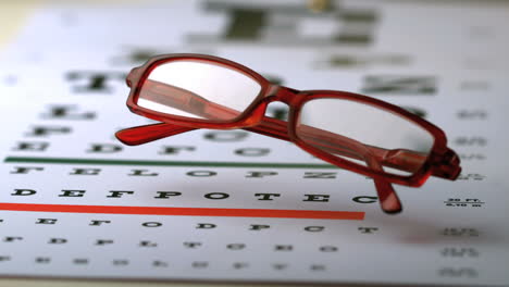 Gafas-De-Lectura-Cayendo-En-Un-Examen-De-La-Vista