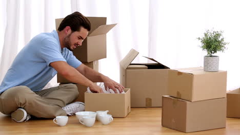 Hombre-Atractivo-Abriendo-Sus-Cajas-De-Mudanza