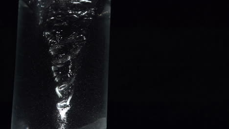 Strudel-Im-Glas-Wasser-Auf-Schwarzem-Hintergrund