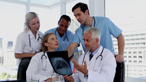 Grupo-De-Médicos-Examinando-Una-Radiografía