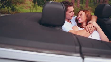 Hombre-Besando-A-Su-Novia-En-Un-Auto-Convertible