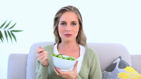 Woman-eating-a-healthy-salad
