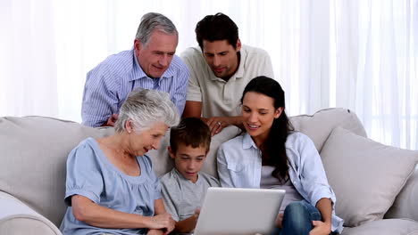 Familia-Extendida-Usando-La-Computadora-Portátil-Juntos