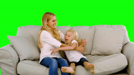 Tochter-Springt-In-Die-Arme-Ihrer-Mutter-Auf-Greenscreen