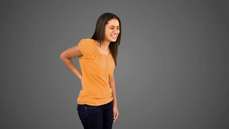 Frau-Reibt-Schmerzenden-Rücken-Auf-Grauem-Hintergrund